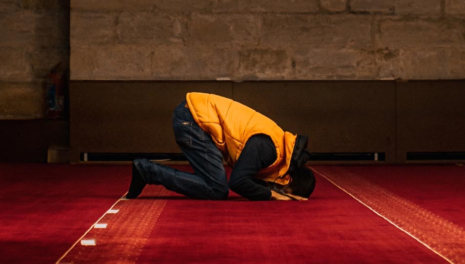 حكم عدم سجود التلاوة خلال قراءة القرآن.. الإفتاء تكشف