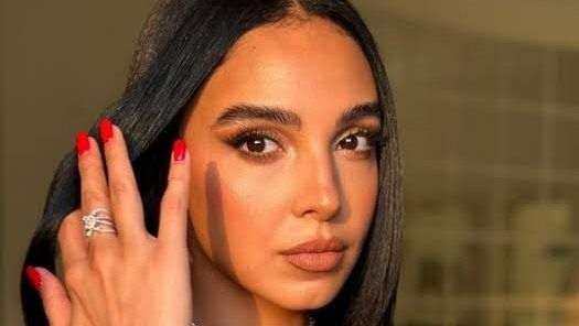 رفقة زوجها.. سلمى أبو ضيف تستعرض جمالها
