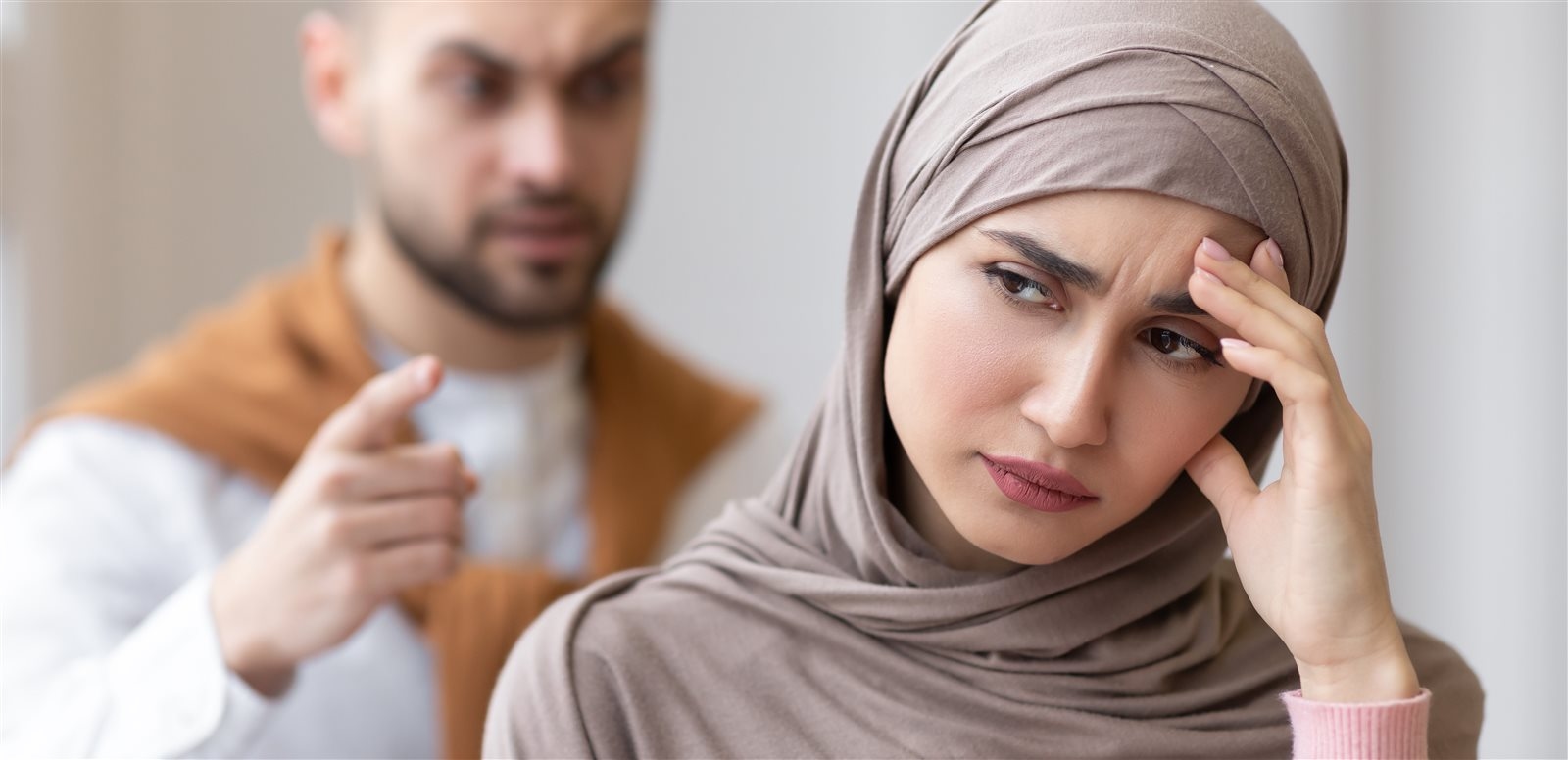 كيف يتعامل الأولاد مع أبيهم الذي يهين أمهم؟.. الإفتاء تجيب