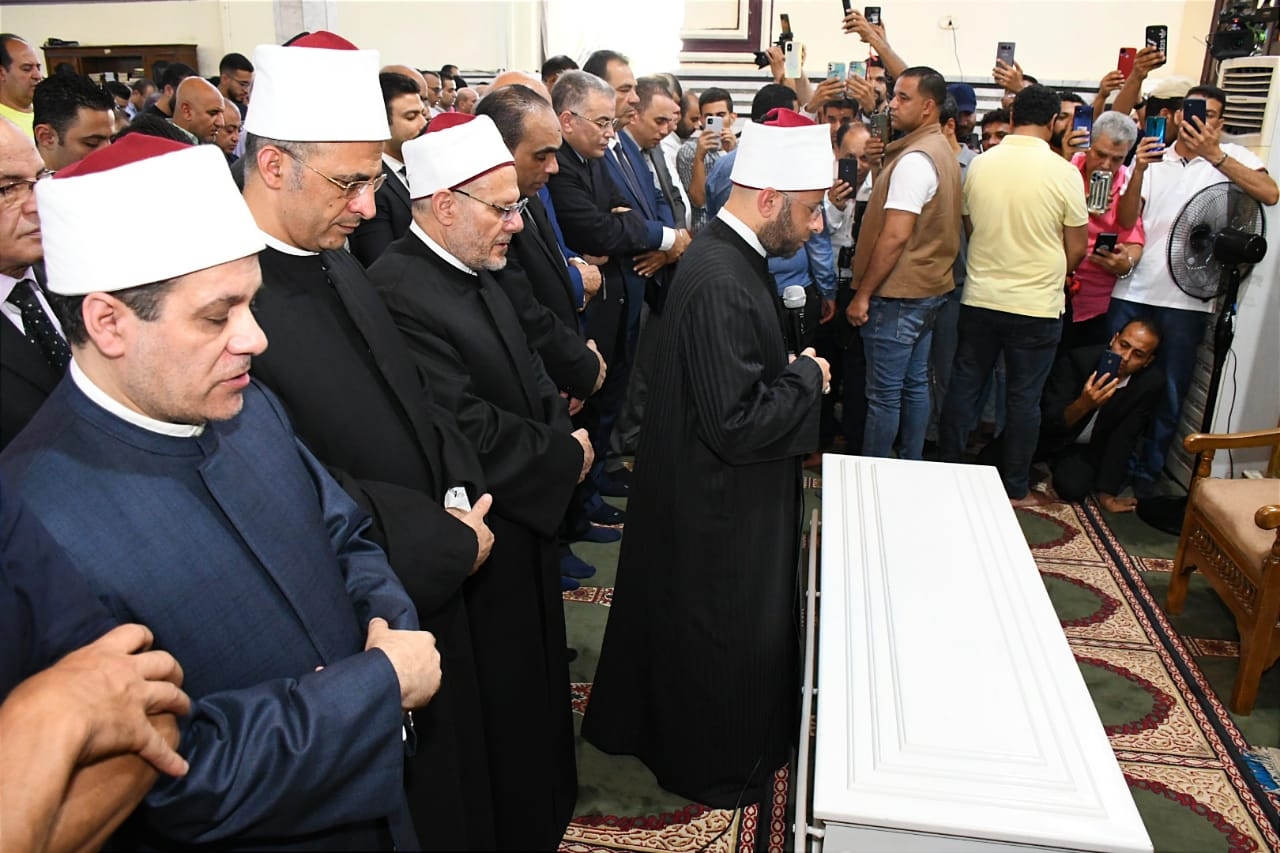 بحضورٍ مهيب.. مفتي الجمهورية يؤدي صلاة الجنازة على الدكتور محمد المحرصاوي