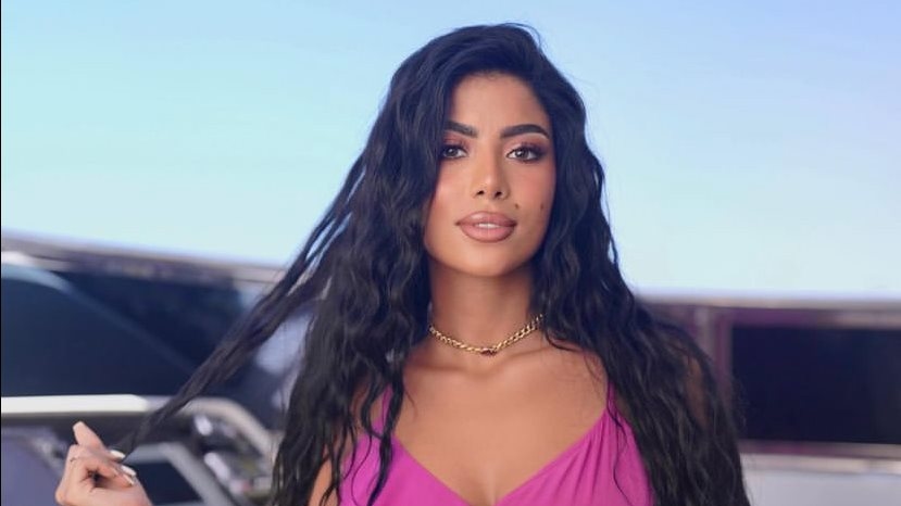 قوام رشيق.. كارولين عزمي تخطف الأنظار بفستان مخطط