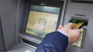 قائمة رسوم السحب والاستعلام عن الرصيد عبر ماكينات ATM بعد قرار المركزي