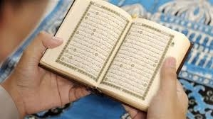 هل أقطع قراءة القرآن وأردد الأذان خلف المؤذن؟.. دار الإفتاء توضح