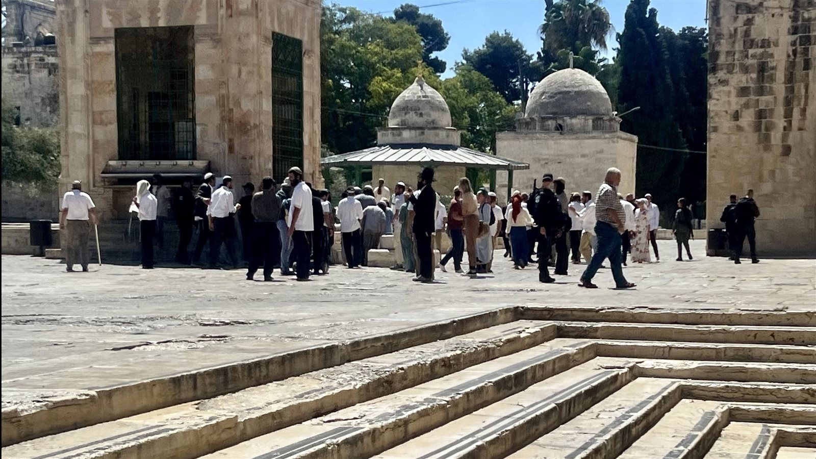 متطرفون يقتحمون المسجد الأقصى بحماية قوات الاحتلال الإسرائيلي