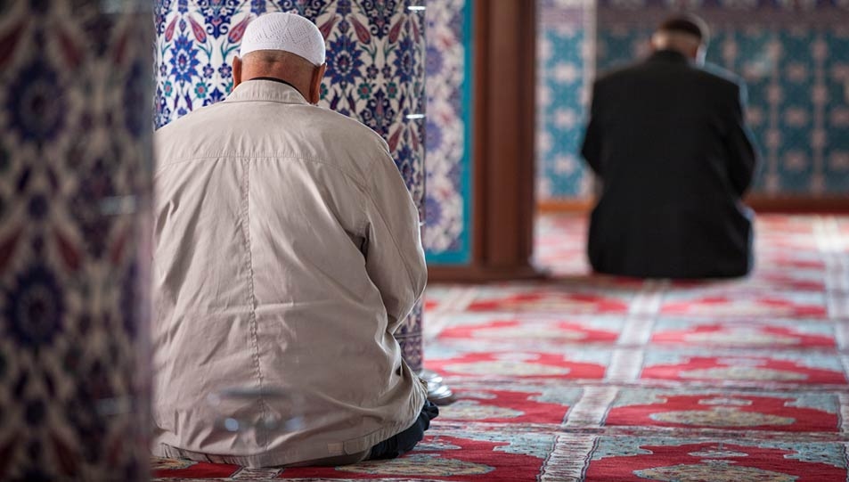 هل يجوز قصر الصلاة أو جمعها بدون عذر؟ الإفتاء تجيب