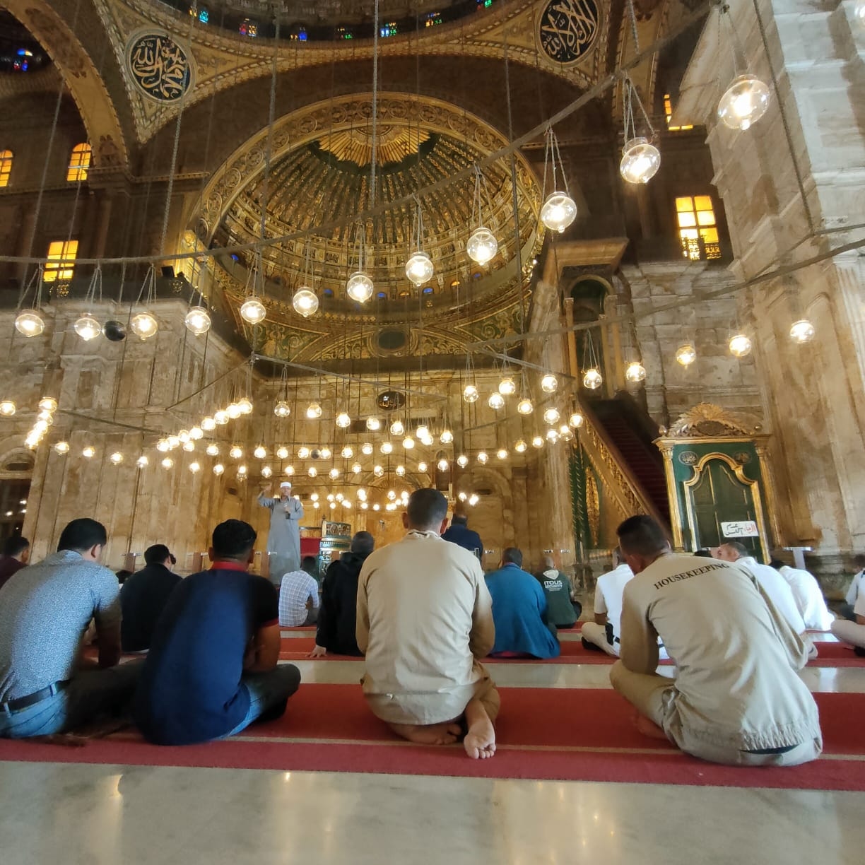 لا أستطيع الجلوس مع ثني الركبة أثناء الصلاة فكيف أصلي؟.. الأزهر للفتوى يوضح
