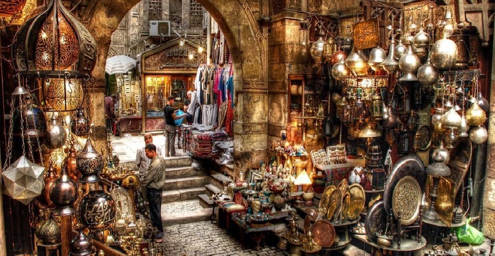 زيارات الزعماء تُنعش السياحة.. تجول ماكرون في خان الخليلي يبرز الإرث الحضاري المصري
