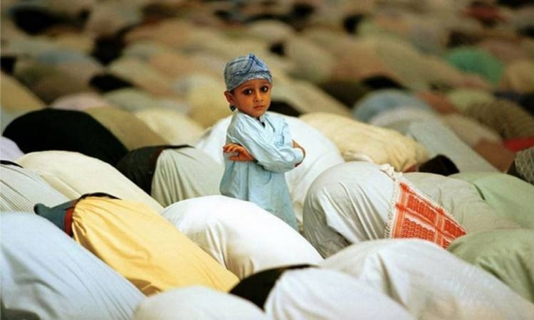 حكم اصطحاب الأطفال لصلاة الجُمعة.. الأزهر للفتوى يجيب