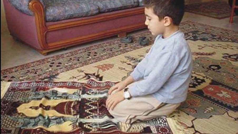 أمين الفتوى يحذر من تخويف الأبناء ليقوموا بأداء الصلاة