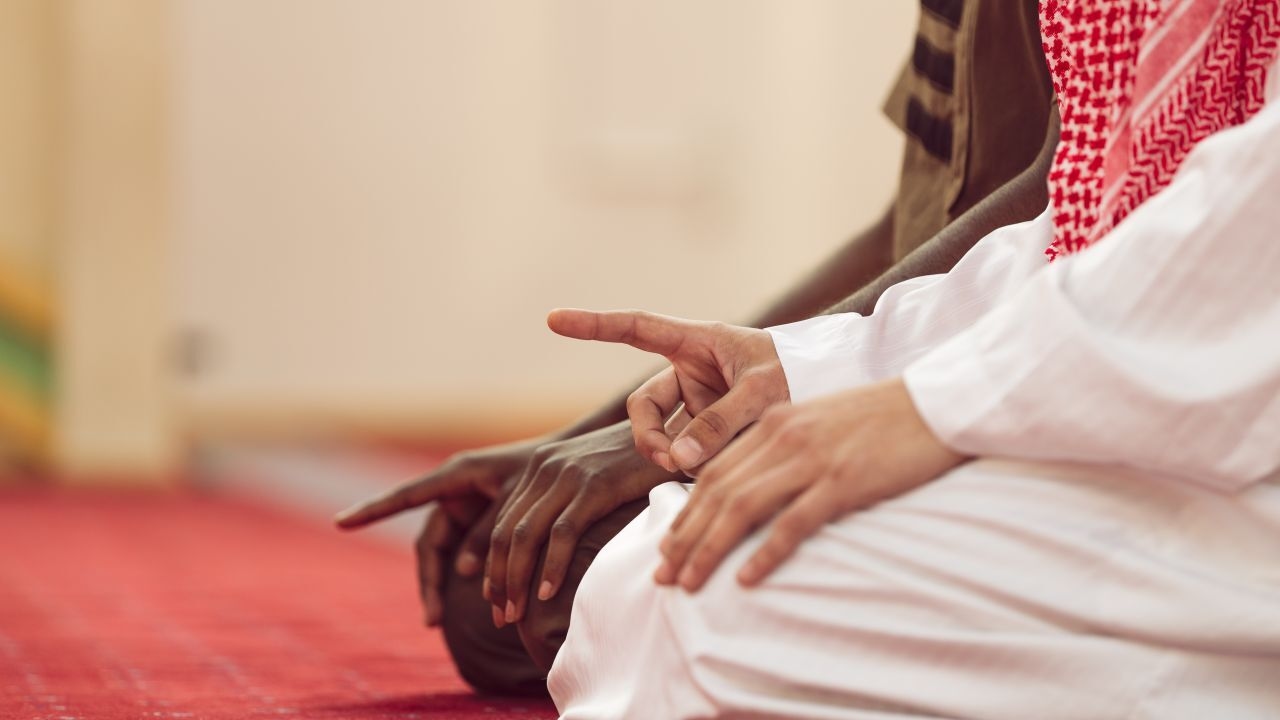 حقيقة أن المصافحة بعد الصلاة تمحو الذنوب