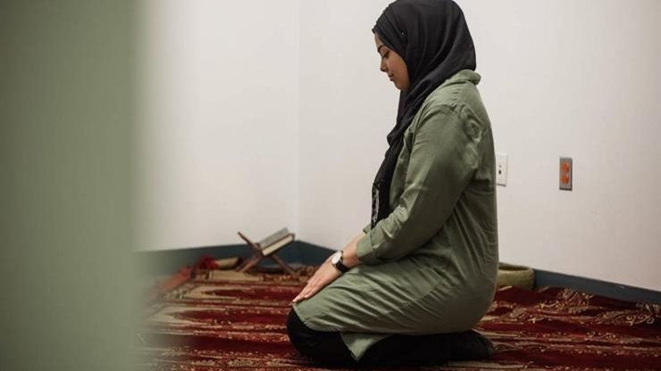 حكم صلاة المرأة في المكتب أمام الرجال؟.. الإفتاء تجيب