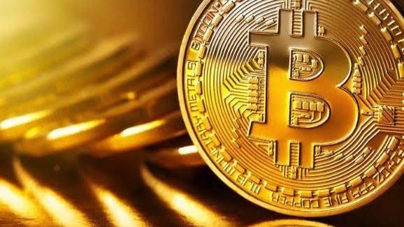 البتكوين تتجاوز 105 آلاف دولار وسط تدفقات مؤسسية وتراجع التقلبات