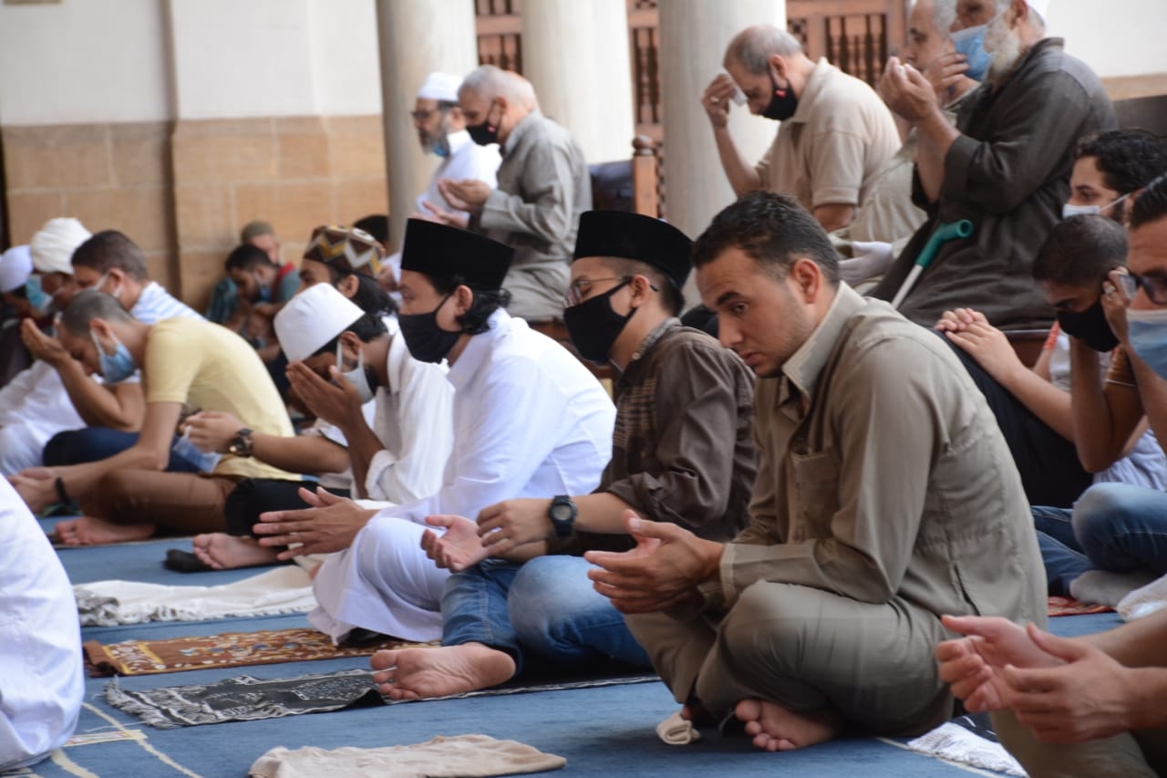 حكم رفع اليدين بالدعاء أثناء خطبة الجمعة.. الإفتاء توضح آدابه وأسباب قبوله