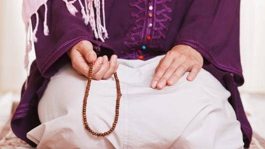 هل تقبل الصلاة بملابس طويلة ضيقة؟ .. الإفتاء تجيب