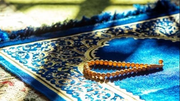 إمام مسجد عمرو بن العاص: الله أكرم النبي بليلة النصف من شعبان