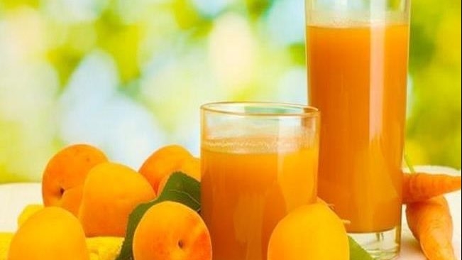 منعش ولذيذ فى الحر.. اعرف طريق عمل عصير المشمش بالجزر