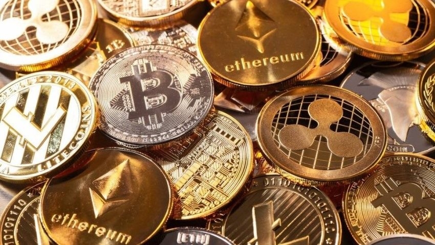بريق البتكوين يخفت.. والعملات المشفرة تتراجع تزامناً مع البيانات الأميركية