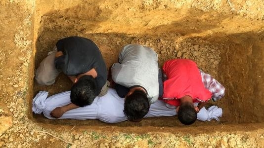 هل يجوز دفن الميت ليلا؟ احذر 3 أوقات لا تدفن فيها المتوفى