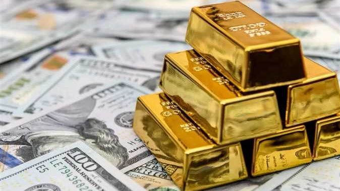 ارتفاع الدولار عالميا يضغط على سعر أونصة الذهب لتخسر 0.6%