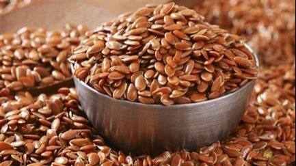 نتائج مذهلة .. ماذا يحدث للجسم عند تناول بذور الكتان