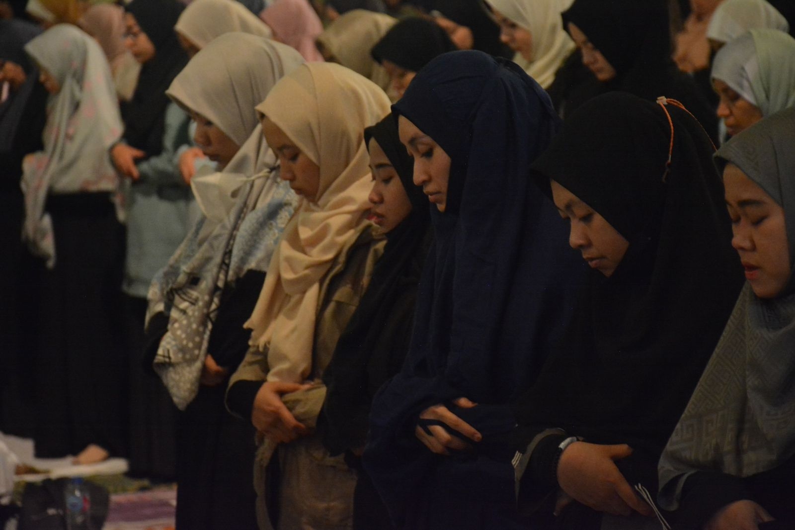 هل يجوز للمرأة أن تؤذن للصلاة؟.. الإفتاء: بشروط