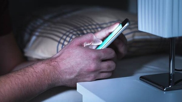 أضرار استخدام الهاتف على السرير قبل النوم