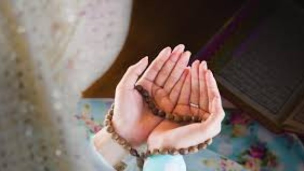 دعاء لفك الكرب وتسهيل الأمور والرزق .. أقوى 10 كلمات للفرج وانشراح الصدر