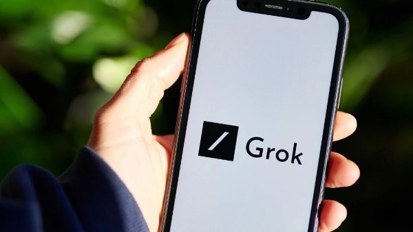 «ماسك بيراقبني».. جدل حول تعليق مؤقت لمحادثات الذكاء الاصطناعي "Grok"