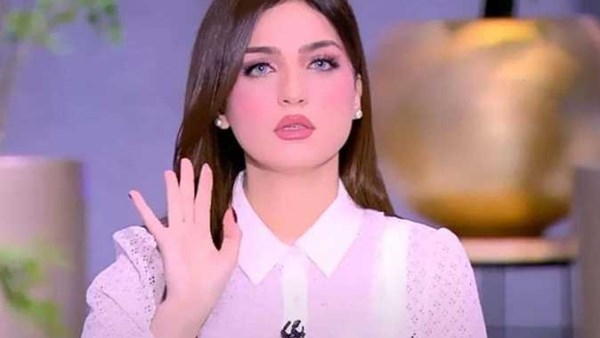 ياسمين عز: لو خطيبك جاي يزوركم في شم النسيم لازم ترشي ماء ورد