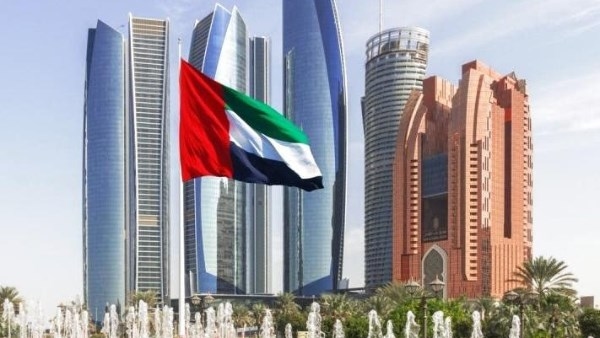 الإمارات تنقذ طاقم سفينة تعرضت للاستهداف في البحر الأحمر