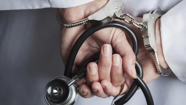 بعد واقعة مستشفى الباجور.. عقوبة الخطأ الطبي بالقانون الجديد