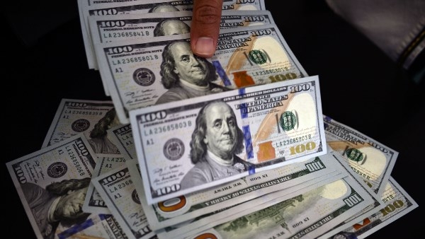 أسعار الدولار مقابل الجنيه اليوم الإثنين