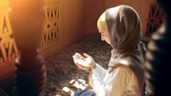 هل يجوز إمامة المرأة للنساء وأين تقف في الصلاة؟ اعرف الطريقة