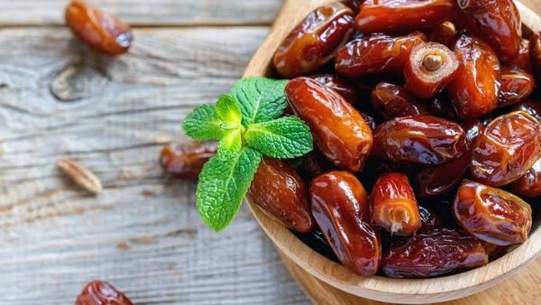 ماذا يحدث للجسم عند تناول اللوز مع التمر صباحا.. أضرار أكل الحلويات بكثرة خلال عيد الفطر