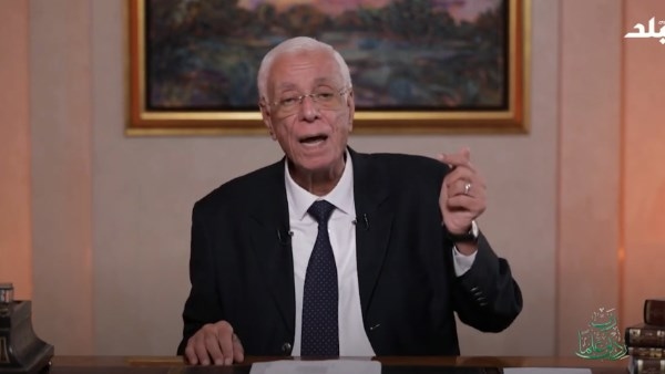حسام موافي: استمرار الألم بالبطن مؤشر لوجود مشكلة في الأمعاء