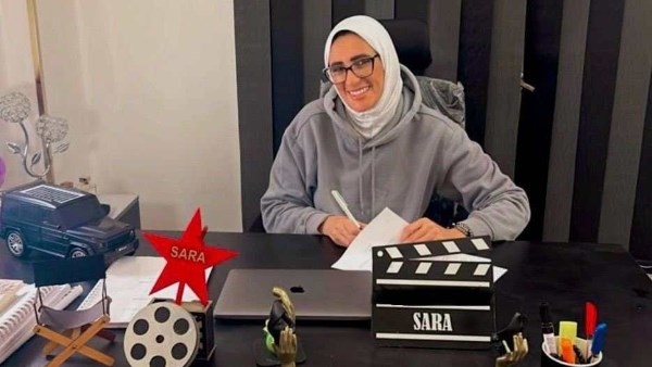 نجوم الفن يساندون المخرجة سارة وفيق في عزاء والدتها