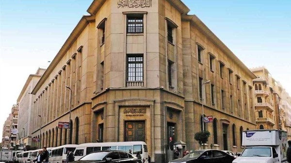 البنوك تتحرك لتنفيذ تعليمات المركزي بتقديم تيسيرات دولارية للعملاء .. ما القصة؟