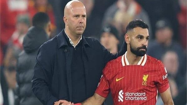 محمد صلاح يتغنى بإنجاز أرني سلوت