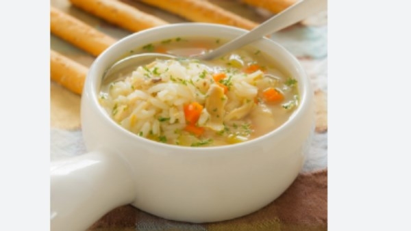 طريقة عمل شوربة الأرز بالفراخ