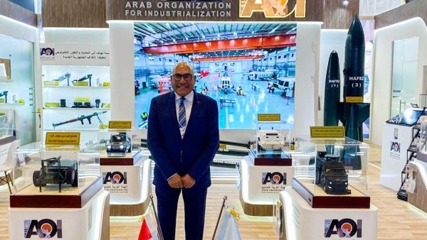 طائرات ومدرعات وصواريخ.. رئيس العربية للتصنيع يتفقد منتجات الهيئة بـ آيدكس 2025