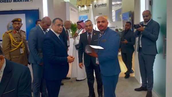 وزير الإنتاج الحربي يستعرض التعاون الدفاعي خلال جولته بمعرض IDEX 2025 بالإمارات