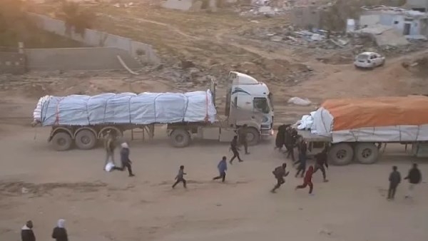 شح المساعدات يدفع سكان غزة للركض وراء شاحنات الإغاثة