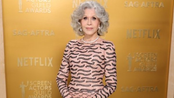 جين فوندا تمزح بشأن عمرها بعد تسلم جائزة إنجاز العمر في حفل SAG Awards