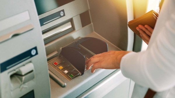 توقف ماكينات الصراف الآلي فجأة.. كيف تستعيد بطاقة الفيزا من الـ ATM؟