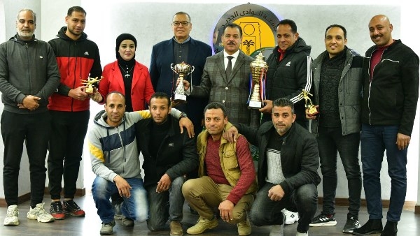 رئيس جامعة الوادي الجديد يكرم منتخب كرة القدم للجنة الرياضية للعاملين