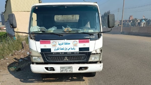 ولعوا في الزبالة بالطريق العام.. محافظ الغربية يحقق مع عمال النظافة بحي أول المحلة.. صور