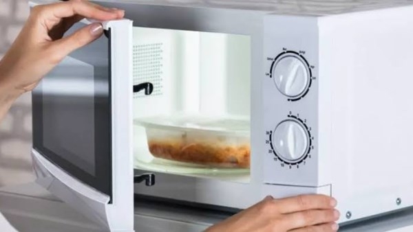 أطعمة ممنوعة من دخول الميكروويف.. فما هي؟