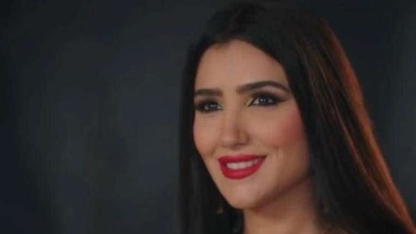مي عمر تخطف الأنظار من داخل سيارتها .. شاهد