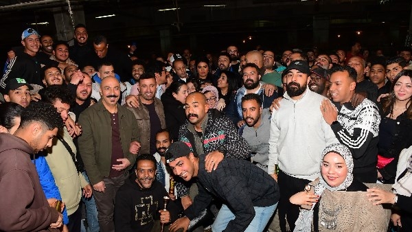 أبطال وأسرة العتاولة 2 يحتفلون بنهاية التصوير في حلوان.. صور