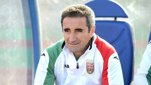 وفاة نجم الكرة الجزائرية جمال مناد عن 64 عاما
